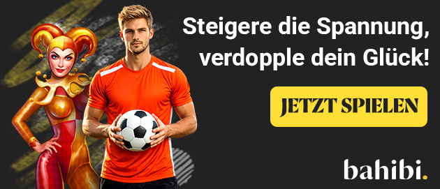 Spieler mit Fussball und Spielfigur beim Spielen auf Bahibi
